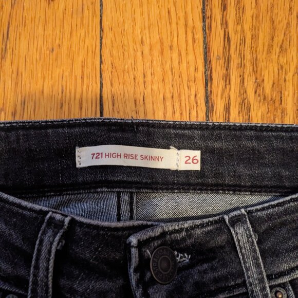 EUC Levi's 721 High Rise Skinny Jeans Black w/distressed knees - Picture 2 of 6